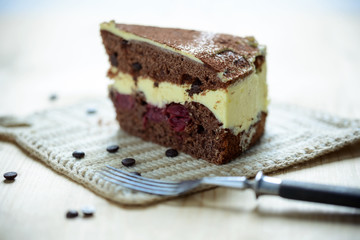 Veganer Schokokuchen mit Kirschen und Cremefüllung