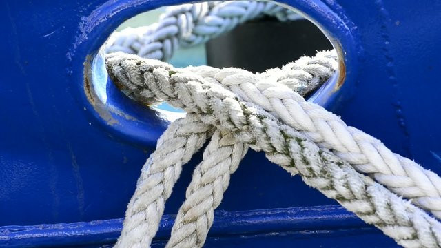 Festmacherleine an einem Fischkutter
