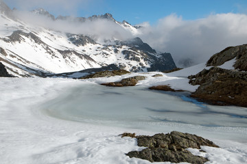 Lac de montagne , chaîne de Belledonne , alpes