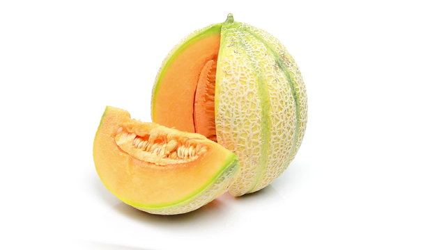 Cantalupo melone rotante su sfondo bianco