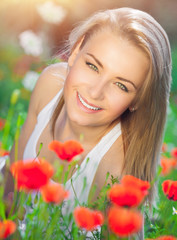 Naklejka premium Beautiful woman on poppy field