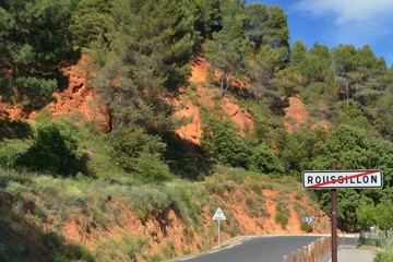 Sortie du village de Roussillon, Lub&eacute;ron, France