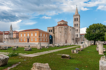 Fototapeta premium Zadar, Kroatien, mit Blick auf die Kirche Sveti Donat