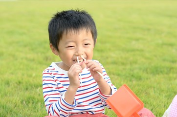 ふざける男の子