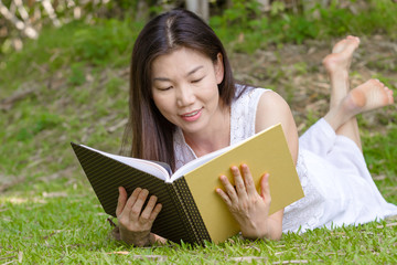 Obraz premium Woman reading a book