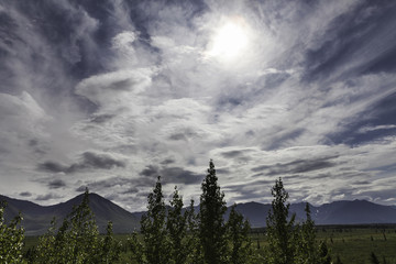 Ciel nuageux sur montagne