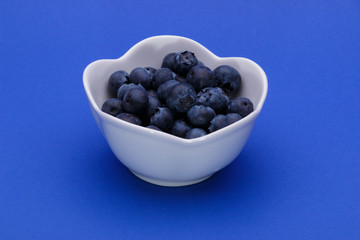 Borówki w miseczce © Wojciech Serwach