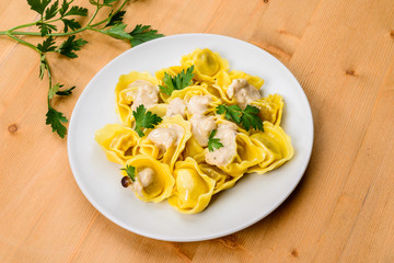 Tortelloni con crema di funghi