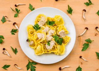 Tortelloni con crema di funghi