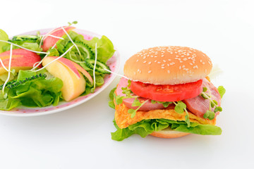 美味しそうなハンバーガーとサラダ