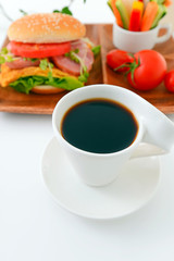 美味しそうなハンバーガーとコーヒー