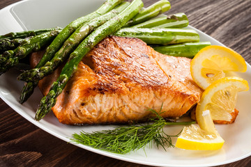 Grilled salmon and asparagus 