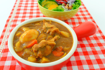 美味しそうなカレーとサラダ