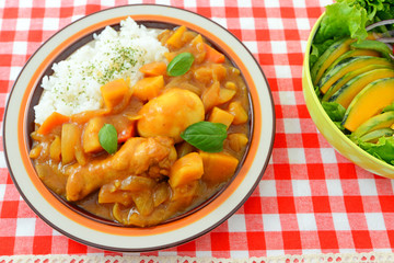 美味しそうなカレーライスとサラダ