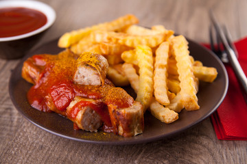 Currywurst und Pommes Frites