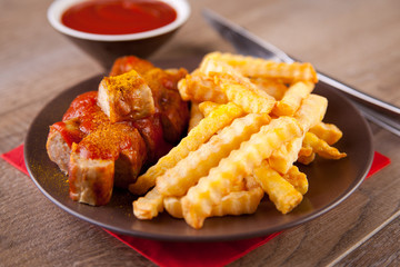 Currywurst und Pommes