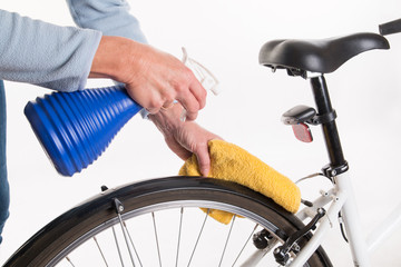 Obraz premium Hands with a cloth and water cleaning bicycle fender