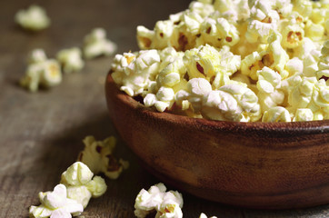 A bowl of popcorn .