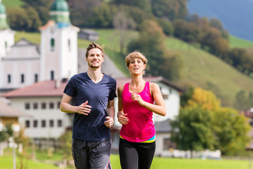 Paar macht Sport bei Jogging in den Bergen