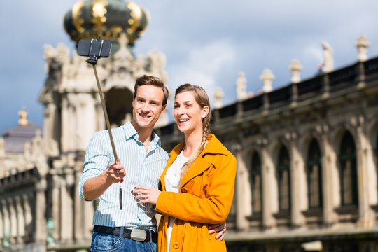 Paar vor Zwinger in Dresden macht Selfie