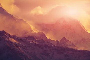 Fototapeten Sonnenaufgang in den Bergen © vitaliymateha