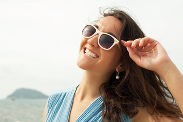Naklejka premium close up Happy woman near ocean