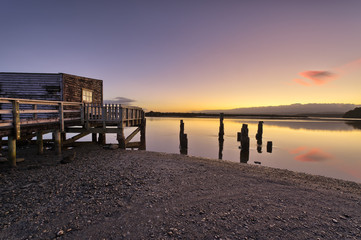 Obraz premium Boathouse on the shores of Okarito Lake