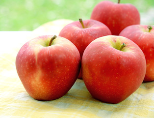 red apples