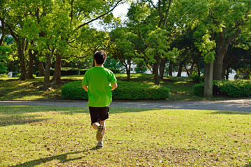 公園でジョギングするミドルエイジの日本人男性