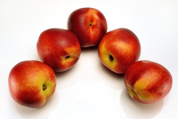 Pesche su sfondo bianco