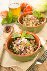 Risotto integrale con carne di manzo, radicchio e basilico  