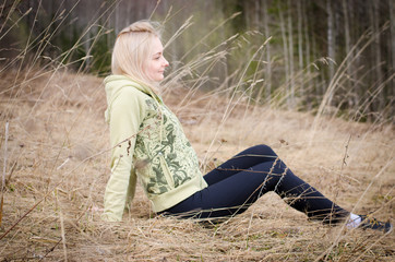 девушка отдыхающая в весенней траве