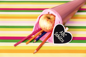 rosa Schultüte mit Buntstiften und Herz, Text ABC Schütze
