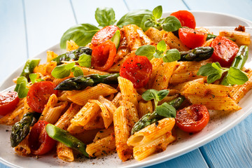 Pasta with meat, tomato sauce and vegetables 