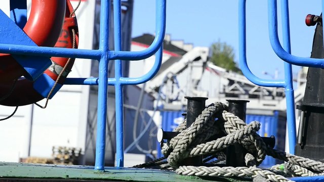Festmacherleine an einem Fischkutter

