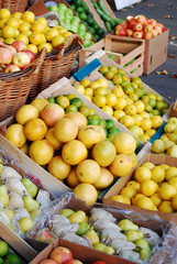 Mercado orgánico en la estación de tren