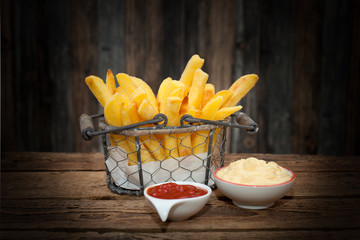 lecker angerichtete Pommes frites