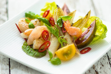 Salad with shrimp and grilled vegetables