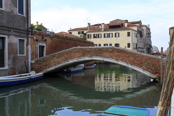 Fototapeta na wymiar ancient red brick bridge in Venice