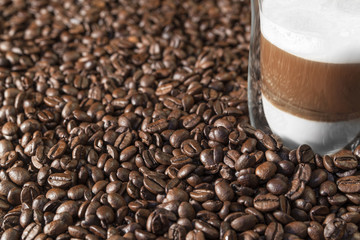 Latte Macchiato mit Kaffeebohnen
