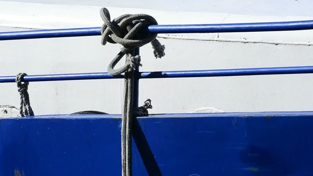 Festmacherleine an einem Fischkutter
