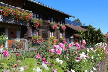 Fototapeta na wymiar Bauerngarten mit Holzhaus im Allgäu