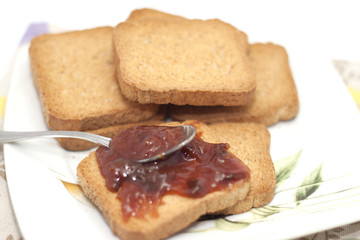 fette biscottate con marmellata
