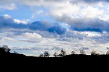Wolkenhimmel mit Schwarzem Horizont