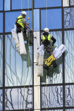 Placement d'un film de protection solaire sur vitrage ext&eacute;rieur