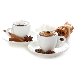 Papier Peint photo autocollant Chocolat deux tasses de chocolat chaud avec des bâtons de cannelle isolés
