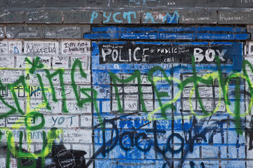 кирпичная стена с элементами граффити