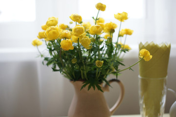 Букет жёлтых цветов на столе на кухне