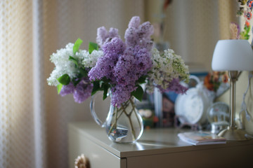 Букет сирени на комоде