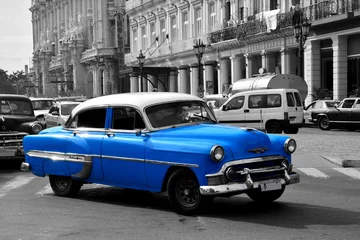 Fotobehang Foto van de dag Oude blauwe Amerikaanse auto in Havana, Cuba